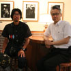 林忠彦記念室にて下平さん(左)と有田館長(右)。恒例の銀座のバー・ルパンのカウンターを再現したセットで。