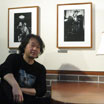 周南市美術博物館に初沢さんがいらっしゃいました。太宰治と同じポーズで記念撮影。(２階林記念室ルパンカウンターにて)