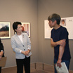 富士フイルムフォトサロンにて。受賞者の新田樹さんと藤井律子周南市長と有田館長。