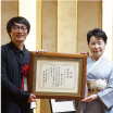 第32回林忠彦賞授賞式。藤井市長から受賞者の奥山淳志さんへ賞状が贈られました