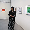 写真展会場で作品解説をする鶴巻さん