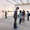 写真展会場でギャラリートーク中の鶴巻さん