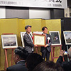 第34回林忠彦賞授賞式。平岡理事長から受賞者の佐々木康さんへ賞状が贈られました