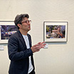 写真展会場で作品解説をする佐々木さん