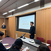 トークショーを開催。聞き手は周南市美術博物館有田館長