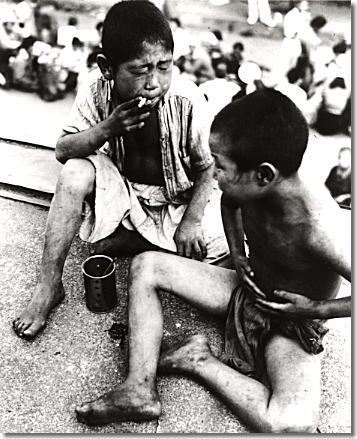 煙草をくゆらす戦災孤児（上野）（「カストリ時代：1946年）