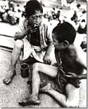 煙草をくゆらす戦災孤児（上野）